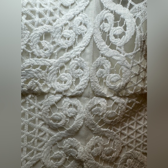 BCBGMaxAzria White Lace / Guipure sleeveless peplum top - Picture 4 of 5